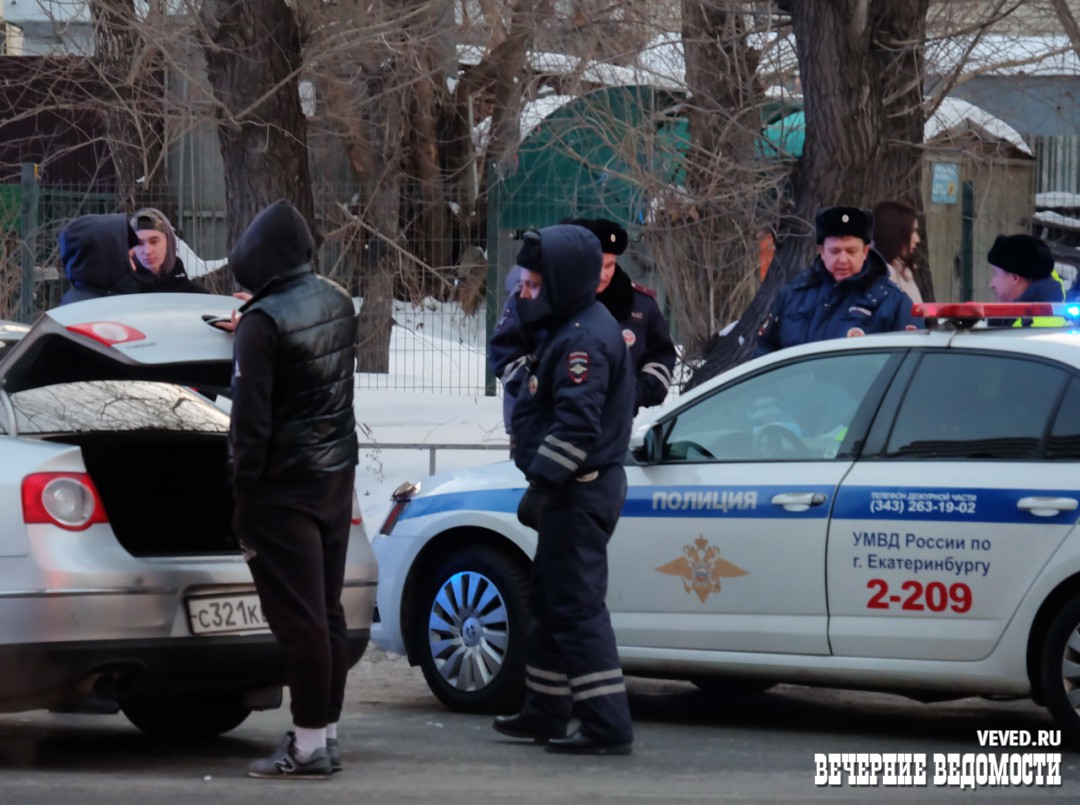 Насильно удерживаемого несовершеннолетнего обнаружили сотрудники ДПС в остановленном в Екатеринбурге автомобиле