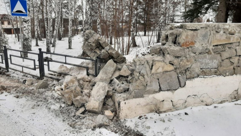Грузовик снес часть памятника в свердловском поселке