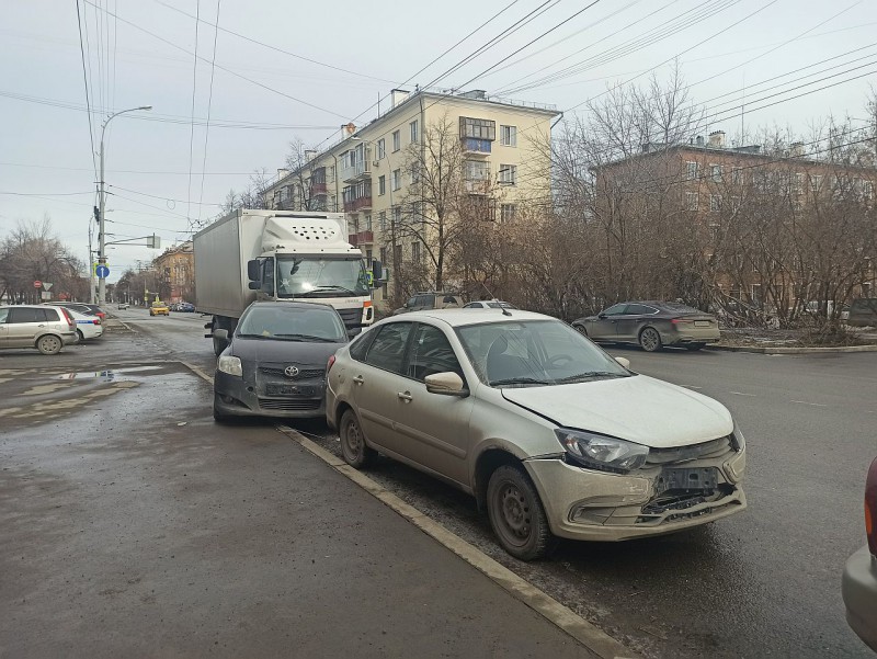 В Екатеринбурге пьяный водитель грузовика устроил массовое ДТП, в котором пострадал ребенок
