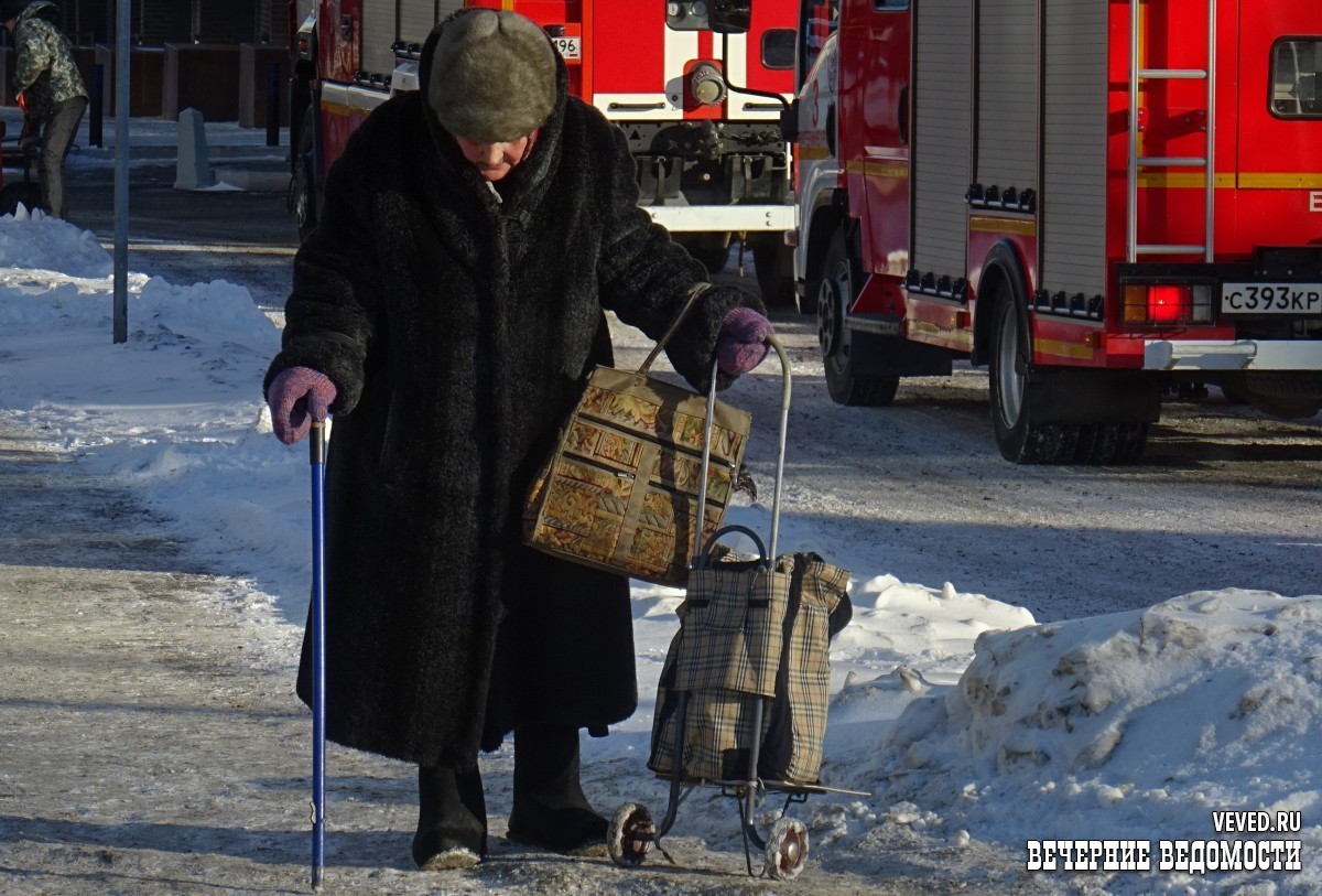 В свердловском поселке Черемухово группа подростков издевается над пожилой  женщиной » Вечерние ведомости