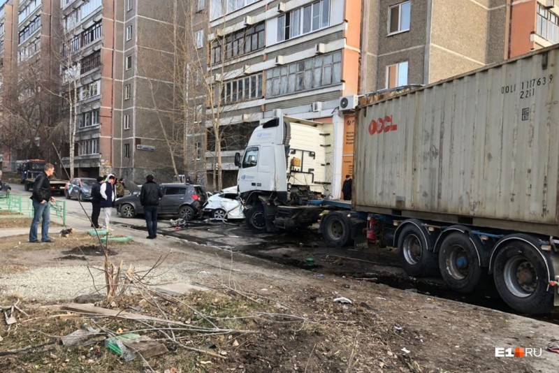 Восемь машин смяло в аварии на Вторчермете в Екатеринбурге