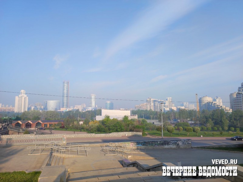 Екатеринбург вновь затянуло густым дымом