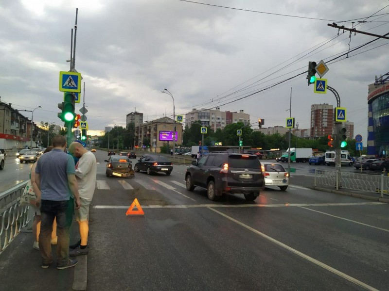 Женщина и два ребенка пострадали в ДТП с каршеринговым автомобилем в Екатеринбурге