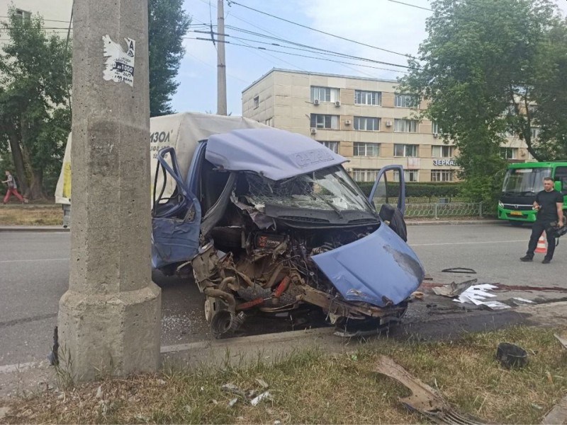 В Екатеринбурге водитель Газели врезался в бордюрный камень и погиб