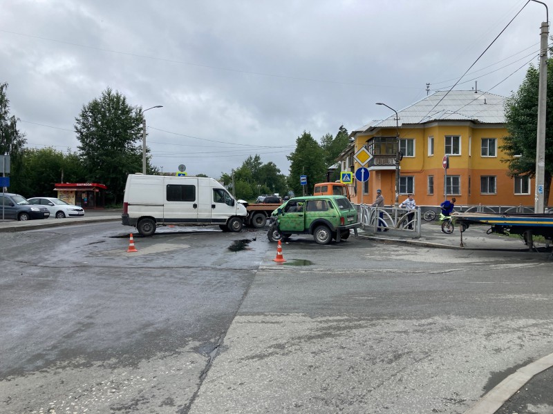 В Первоуральске при столкновении с микроавтобусом пострадал водитель «Нивы»