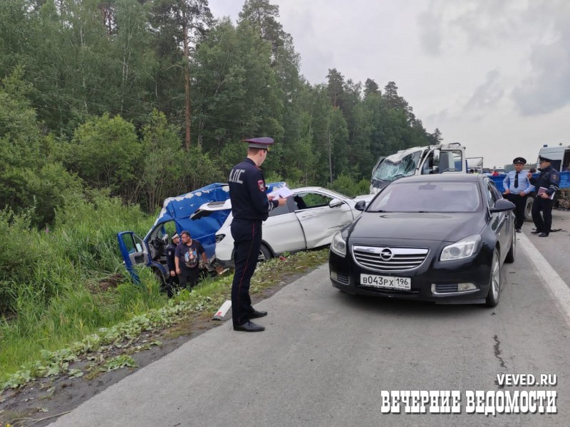 На Серовском тракте водитель грузового фургона протаранил машины и насмерть сбил пешехода