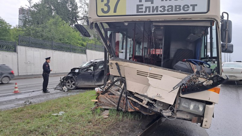 Три человека пострадали в ДТП с пассажирским автобусом и самосвалом в Екатеринбурге