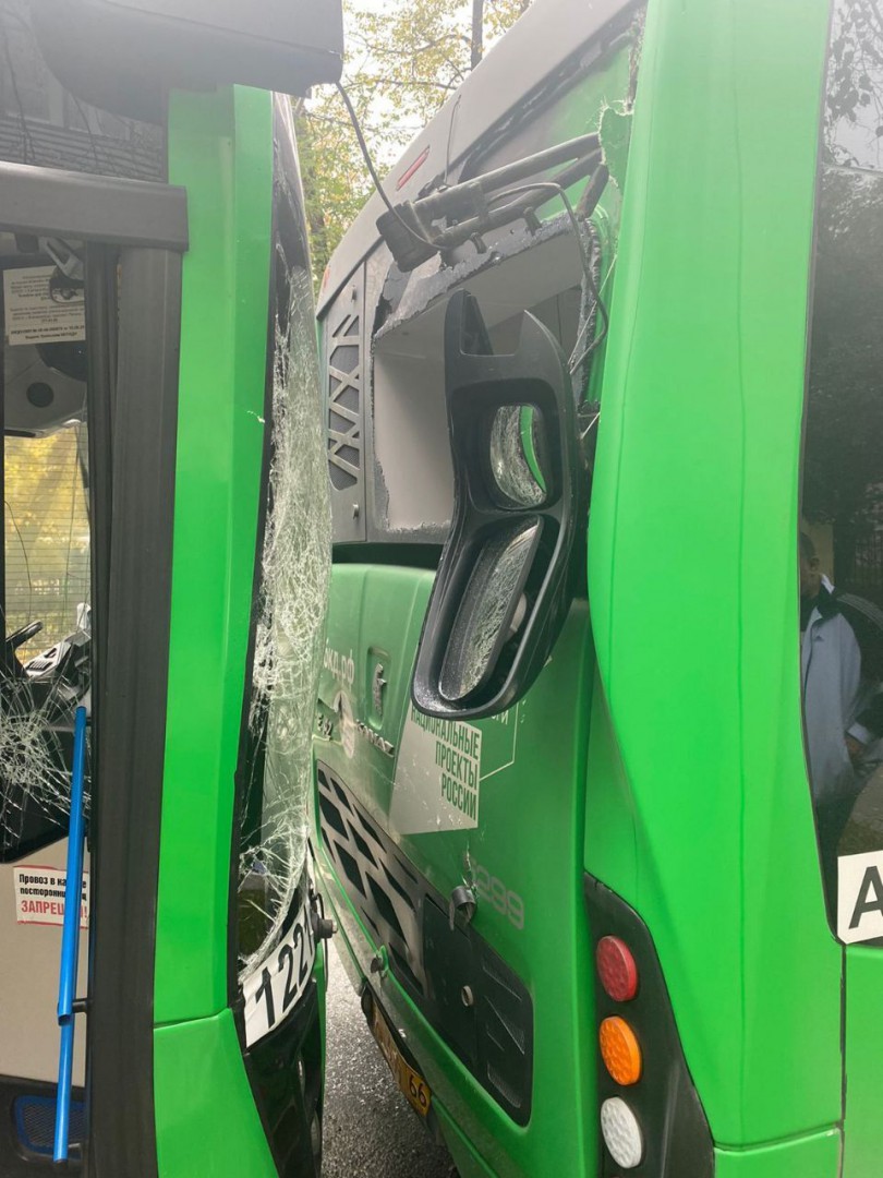 Два автобуса столкнулись в центре Екатеринбурга