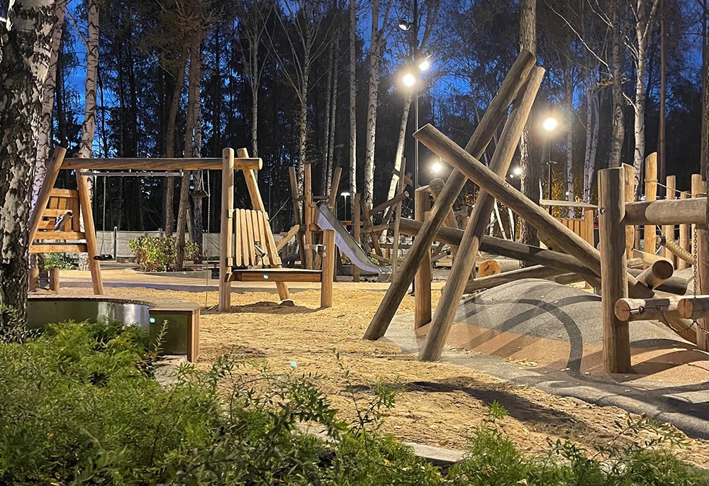 В парке Маяковского появилась новая детская площадка » Вечерние ведомости
