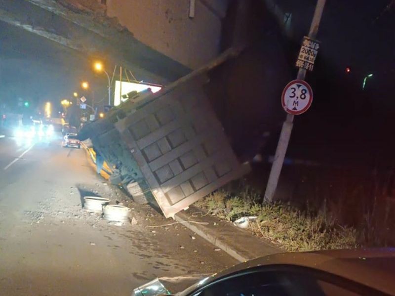 Грузовик с поднятым кузовом повредил мост в Екатеринбурге