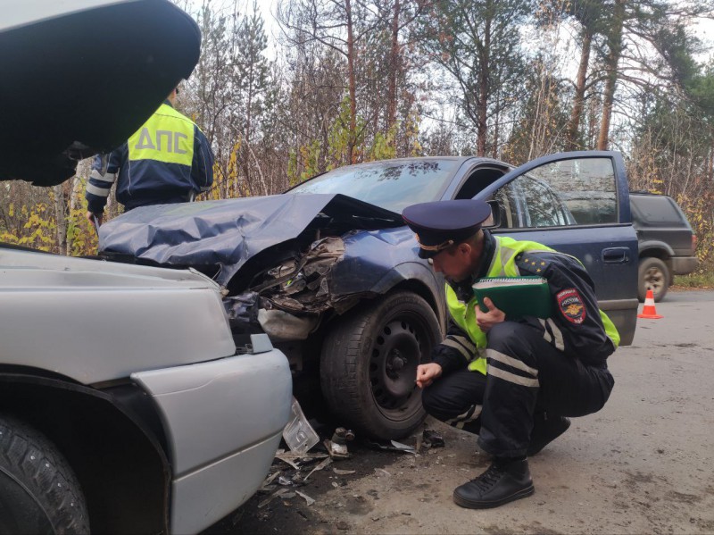Два человека пострадали в столкновении Opel и «ВАЗ» под Каменском-Уральским