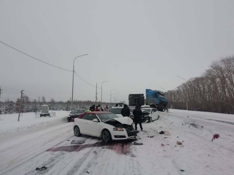 13 автомобилей столкнулись на трассе М5 между Екатеринбургом и Челябинском