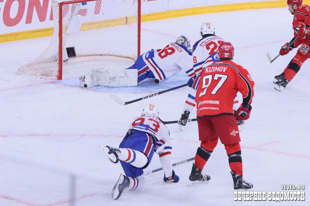 «Автомобилист» забил первую шайбу в матче против СКА в Екатеринбурге