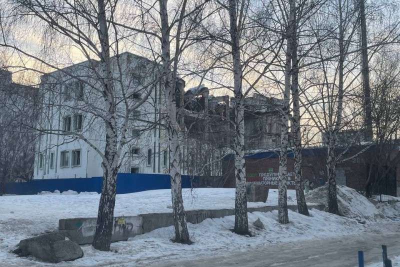 После ночного сноса здания жителям домов на Юго-Западе Екатеринбурга перекрыли удобный выезд из двора