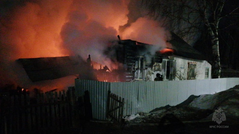 Трое детей и их мать погибли при пожаре в свердловском посёлке Ис