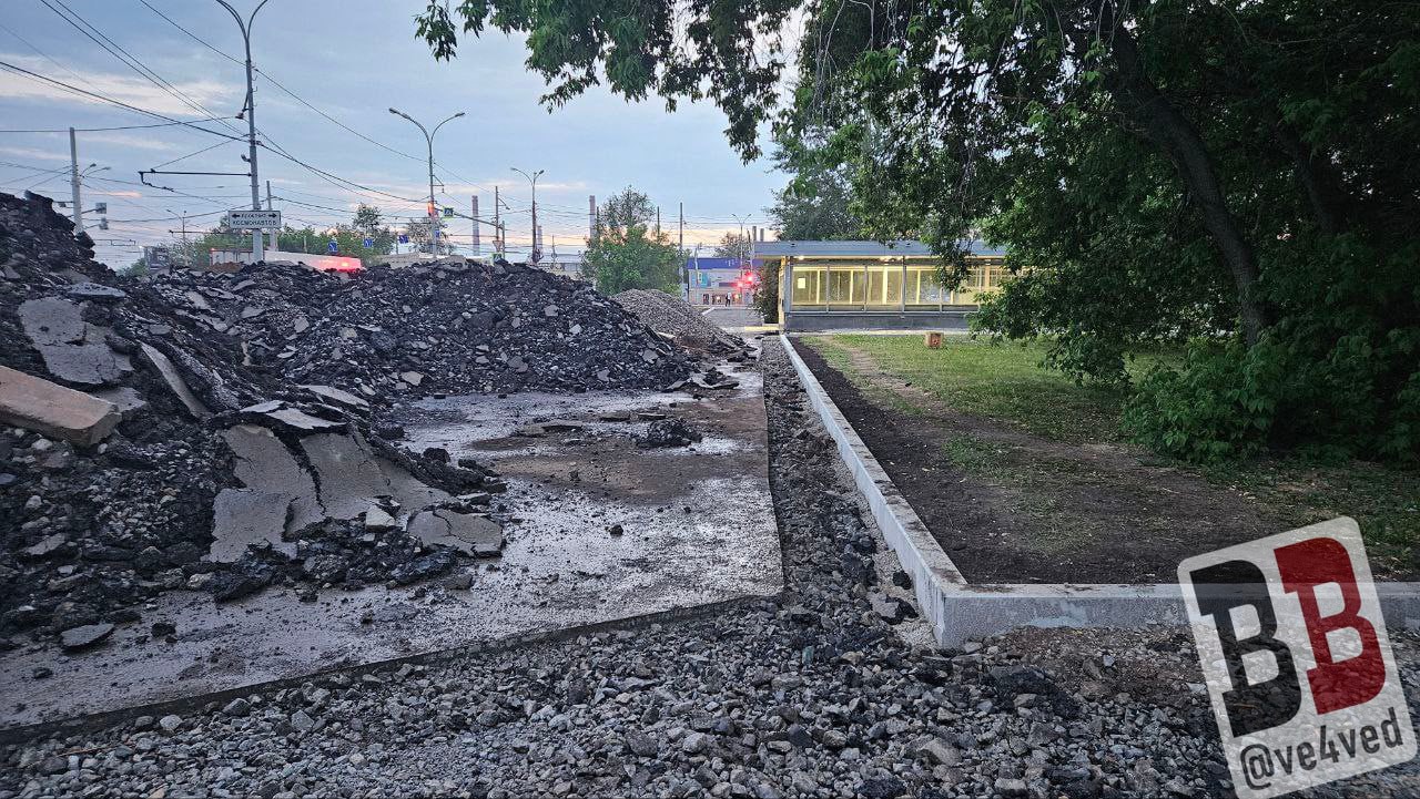 Екатеринбуржцы пожаловались на горы срезанного асфальта у метро  Машиностроителей » Вечерние ведомости