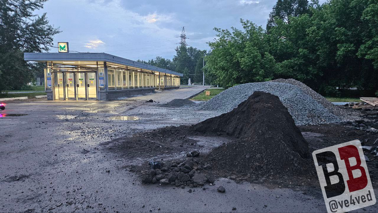 Екатеринбуржцы пожаловались на горы срезанного асфальта у метро  Машиностроителей » Вечерние ведомости