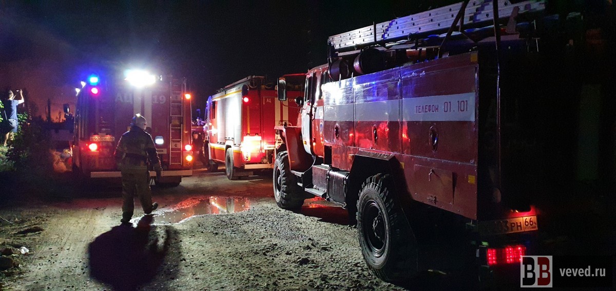 С дюжиной пожаров боролись свердловские пожарные в минувший вторник