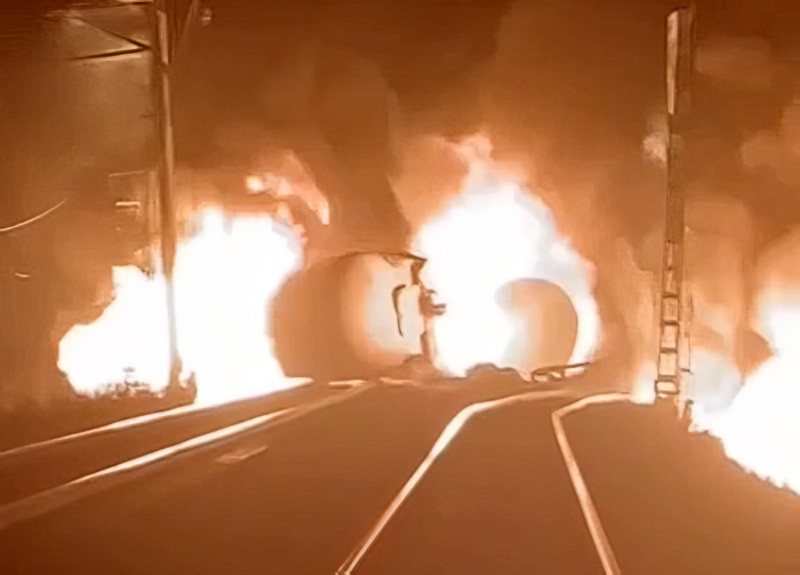 ЧП на Свердловской железной дороге — загорелись цистерны