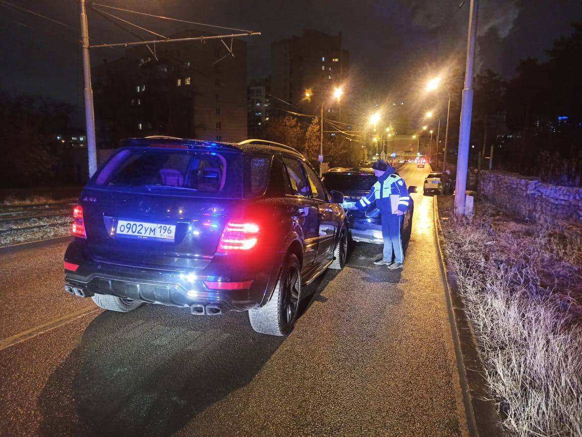 Две иномарки столкнулись на улице Радищева в Екатеринбурге